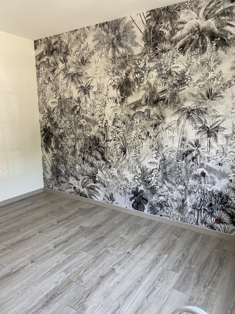 Pose de papier peint dans une chambre, au-delà de la peinture