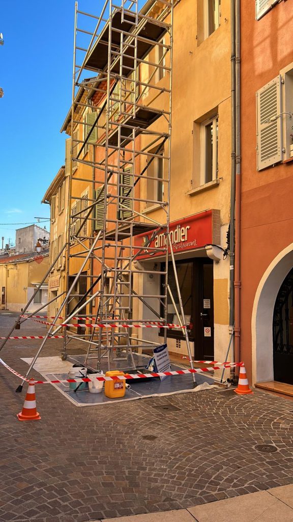 mise en place echaffaudage pour renovation complete de facade par facadier pro