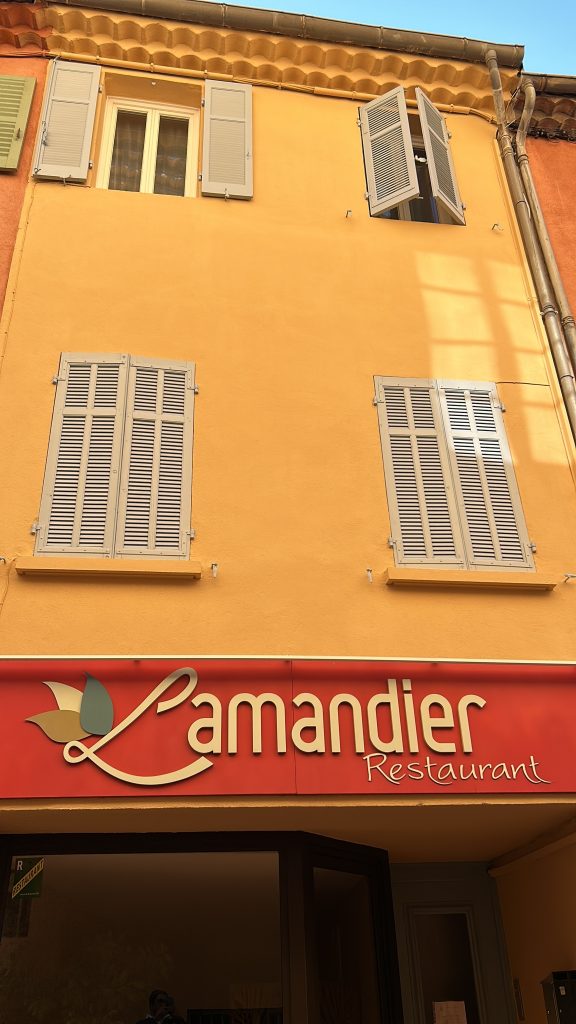 renovation et peinture de facade du restaurant l amandier