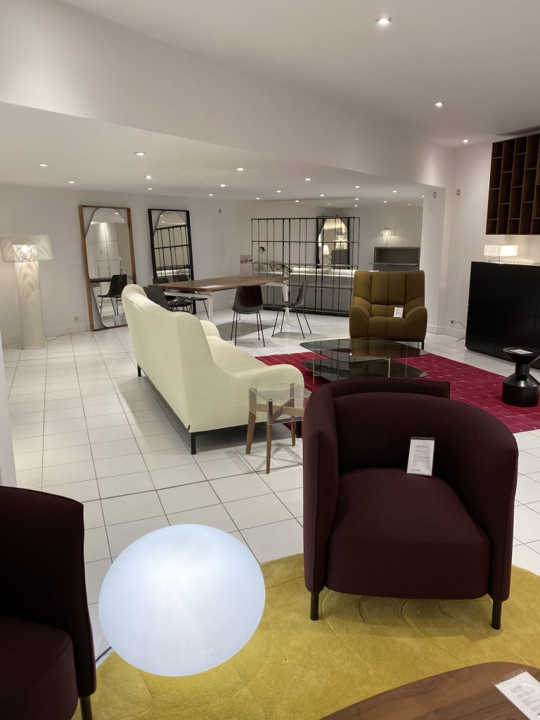 mise en place apres renovation peinture dans le magasin ligne roset dans le var