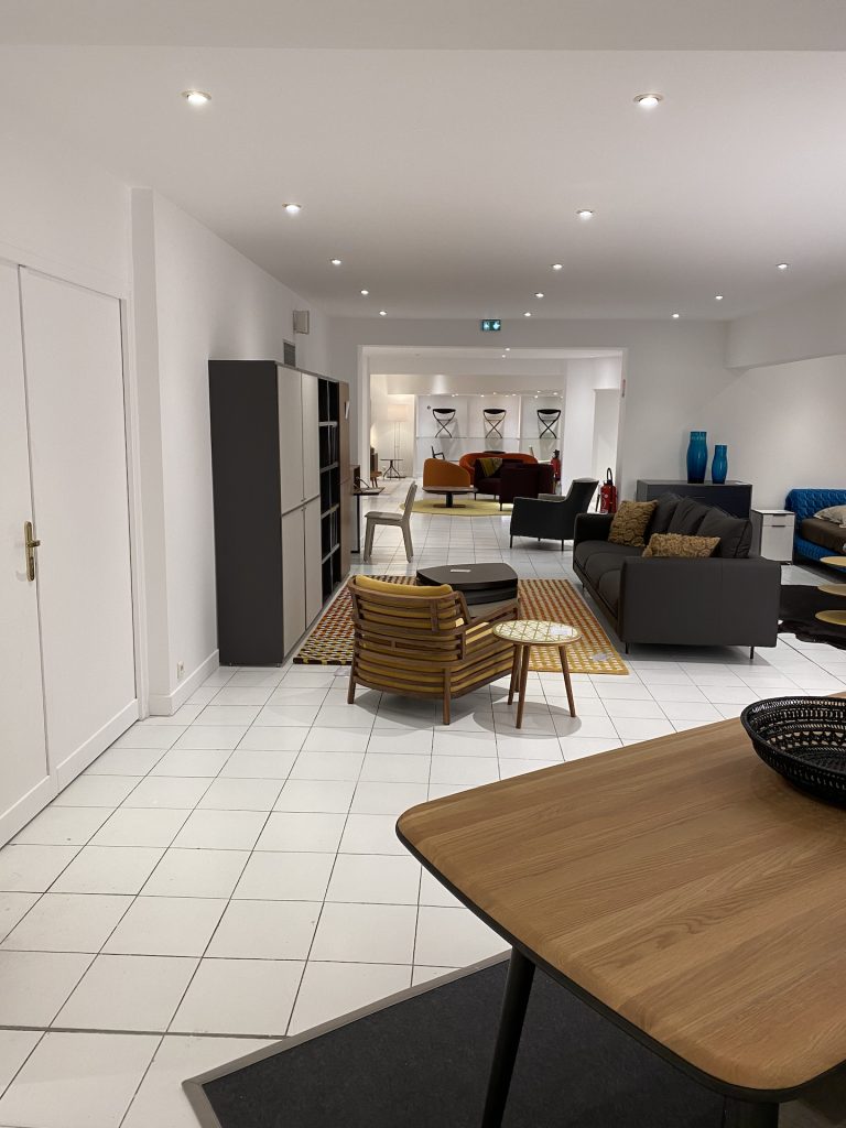travaux de peinture interieure dans le magasin ligne roset