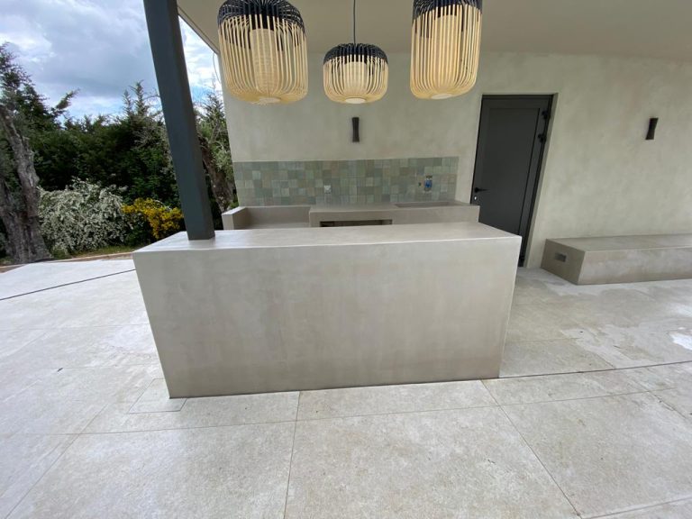 Bar extérieur du pool house en béton ciré à Valbonne