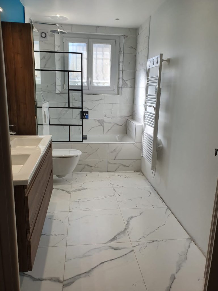 Salle de bain rénovée à Mouans-Sartoux, plaques hydrofuges et finitions