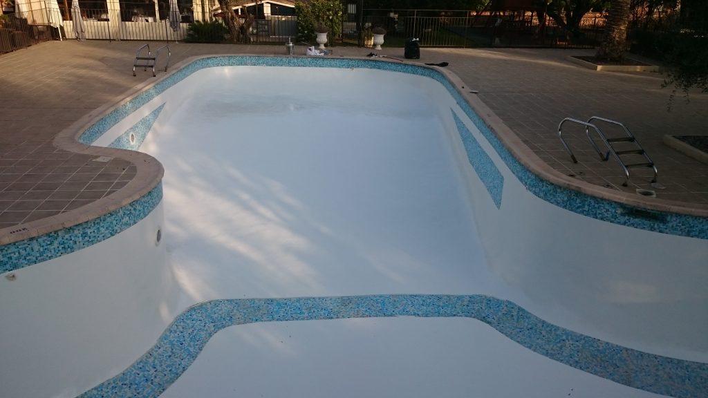 piscine hotel de mougins une couche de primaire d'accroche deux couches de résine époxy spéciale piscine