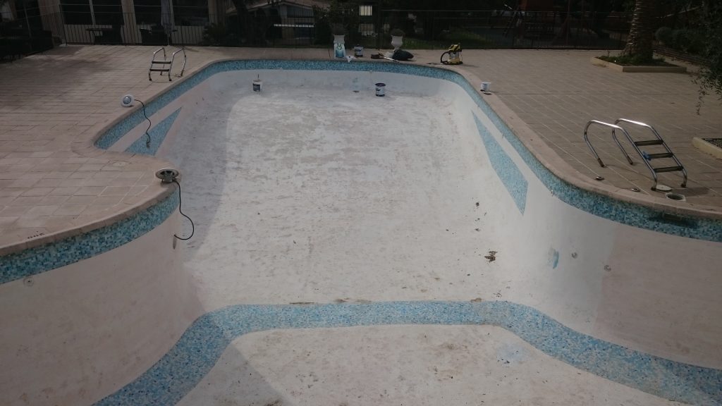 decapage du fond de piscine de hotel LUNE a mougins