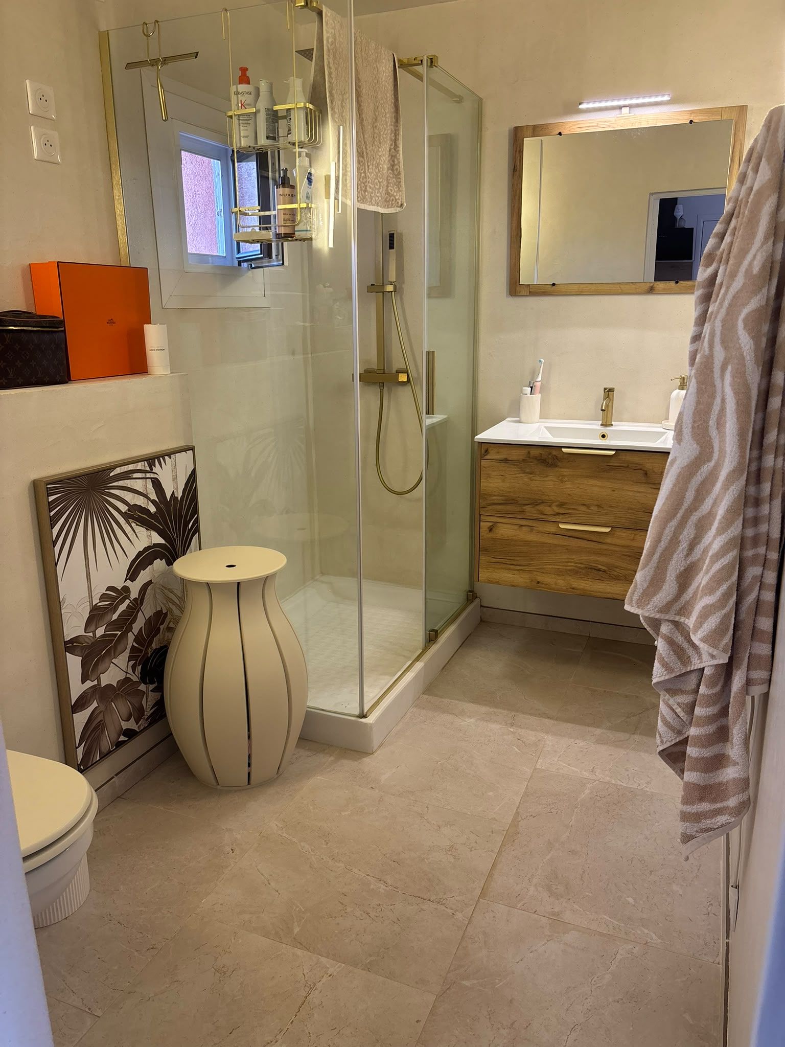 Salle de bain entièrement en béton ciré à Fréjus, douche et meuble vasque, réalisation MLJ Rénovation