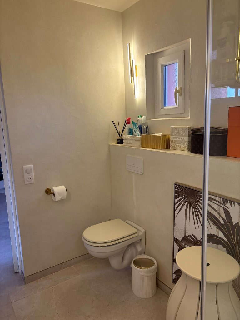 Coin WC et tablette maçonnée revêtus de béton ciré sans joint à Fréjus