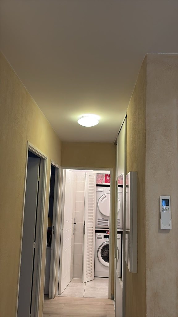 Plafond de couloir lissé en blanc à Saint-Tropez, jonction nette avec les murs ocre conservés