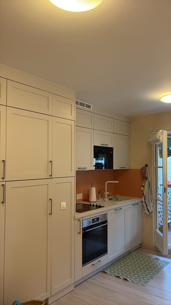 Plafond de cuisine lissé après suppression du crépi à Saint-Tropez par MLJ Rénovation