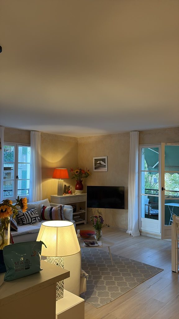 Plafond de salon lissé et repeint en blanc à Saint-Tropez, murs en enduit décoratif conservés