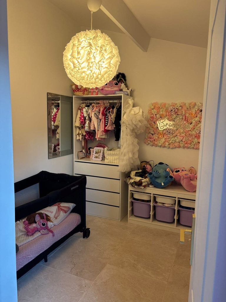 Chambre d’enfant aux murs lissés et repeints à Fréjus par un artisan peintre du Var