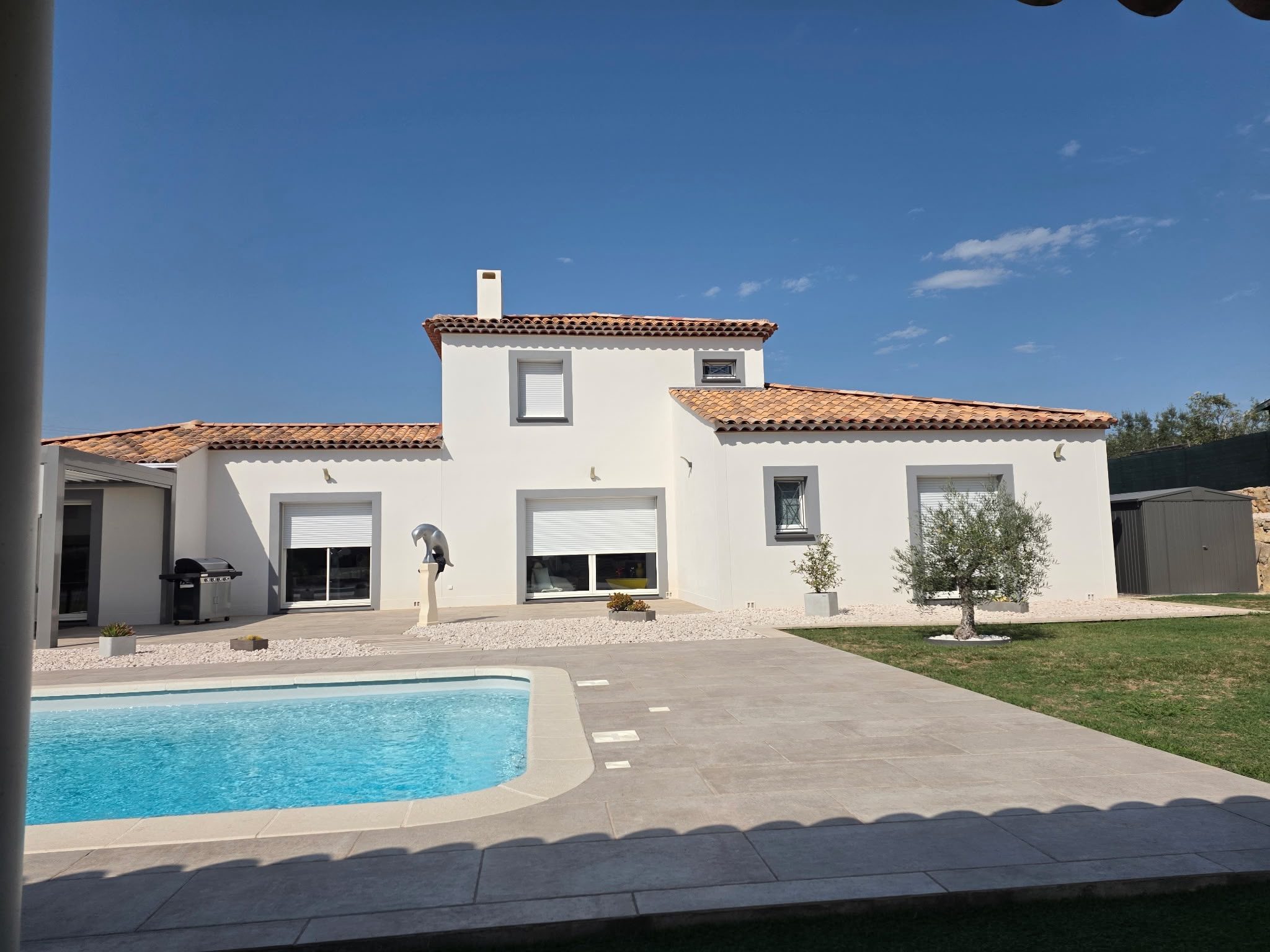 Villa repeinte en blanc après ravalement de façade aux Arcs-sur-Argens, encadrements de fenêtre gris et toiture traitée