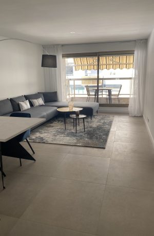 Travaux de peinture intérieure dans un salon d’appartement à Fréjus
