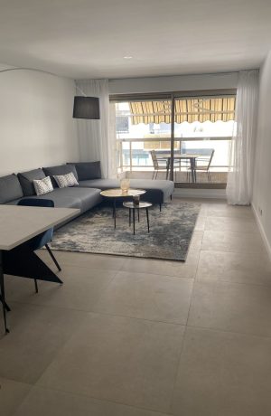 Travaux de peinture intérieure dans un salon d’appartement à Fréjus