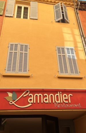 Façade classée du restaurant L'Amandier rénovée et repeinte, centre ancien de Fréjus