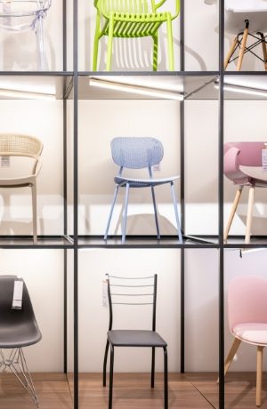 installation mobilier apres peinture et sol magasin Seillans