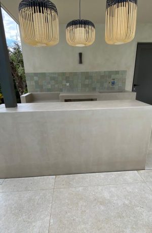 bar exterieur en beton cire par MLJ renovation dans le VAR